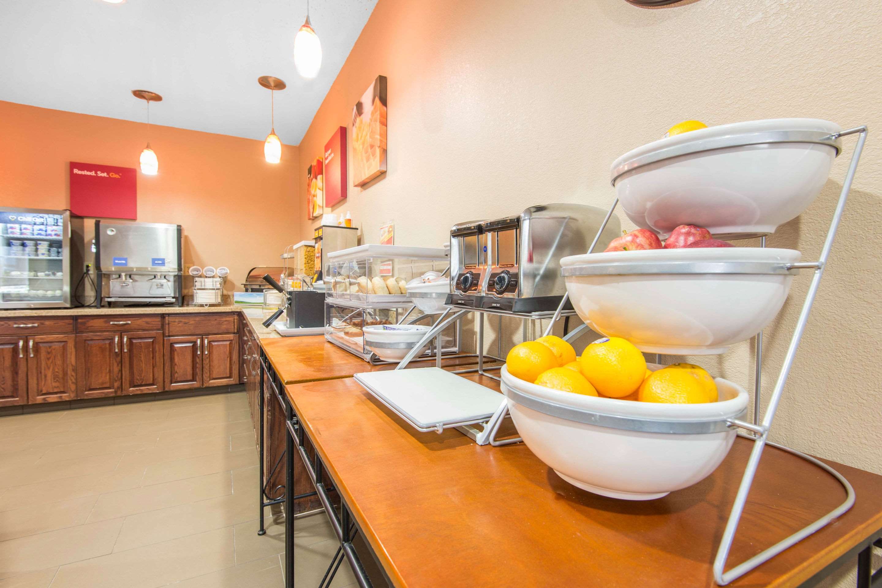 Breakfast area | Comfort Suites Rochester Henrietta University Area