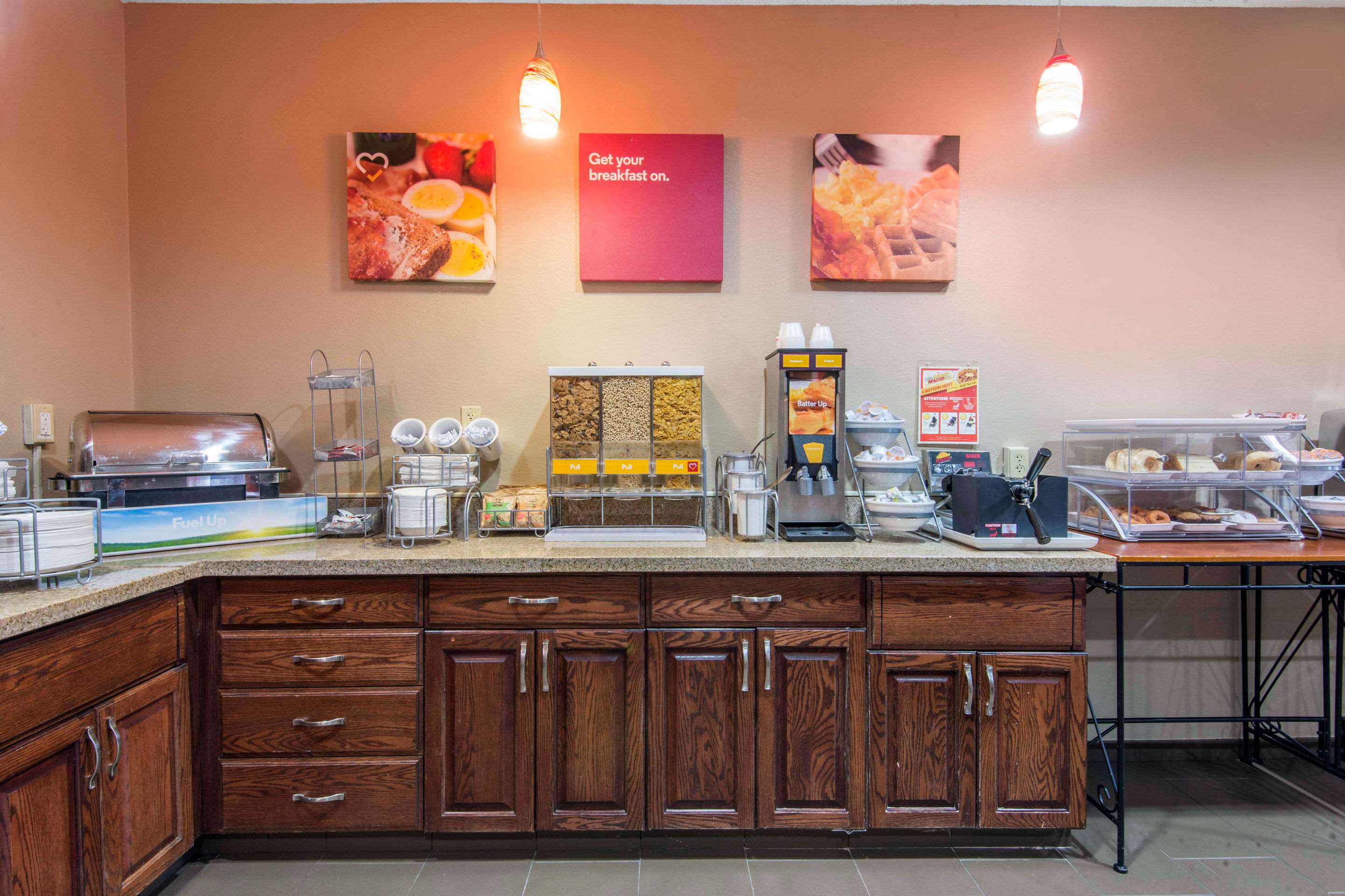 Breakfast area | Comfort Suites Rochester Henrietta University Area