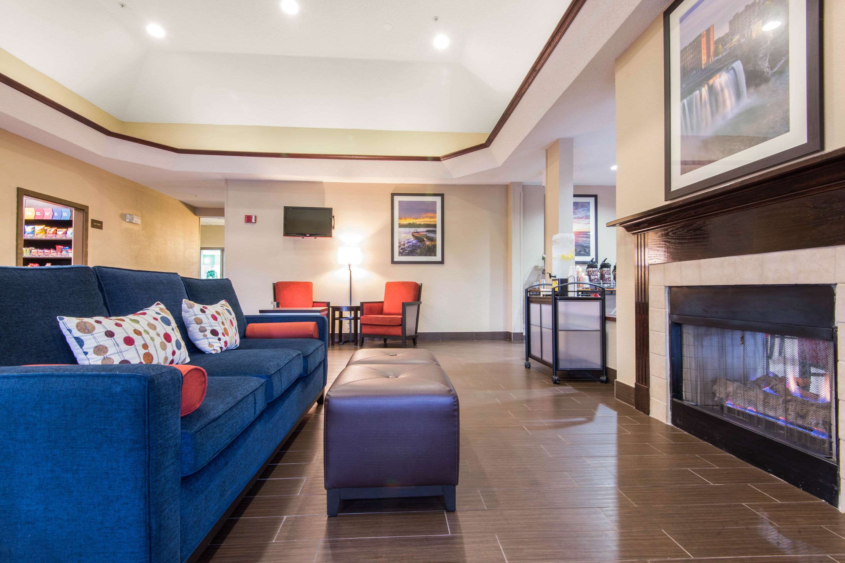 Spacious lobby | Comfort Suites Rochester Henrietta University Area
