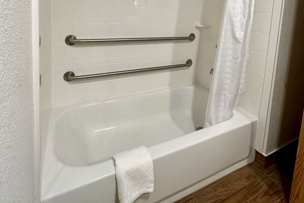 QUALITY INN AND SUITES ALBANY AIRPO-guestroom-Guest Room,Bathroom,On-Site.jpg