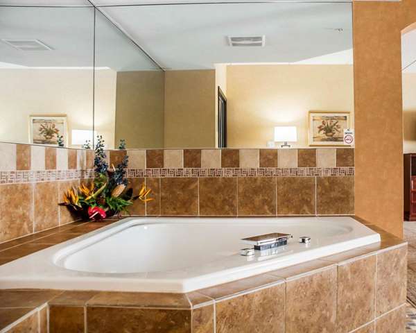 Suite - Quality Inn Cheektowaga - I-190, Exit 1