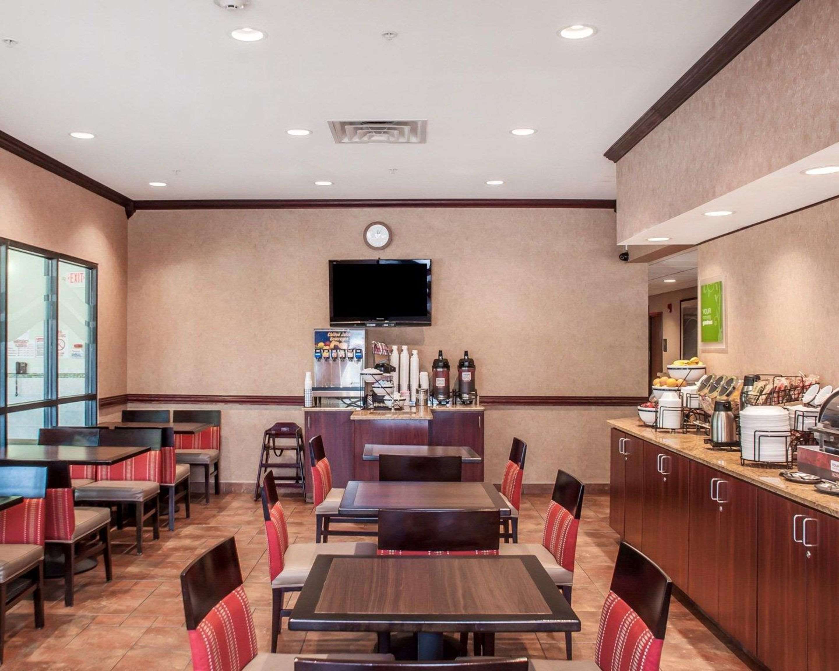 Enjoy breakfast in this seating area | Quality Inn Near Walden Galleria Mall