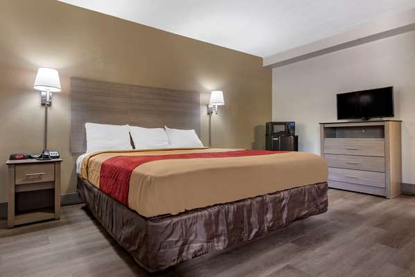  - Econo Lodge Dewitt - I-690, Exit 17