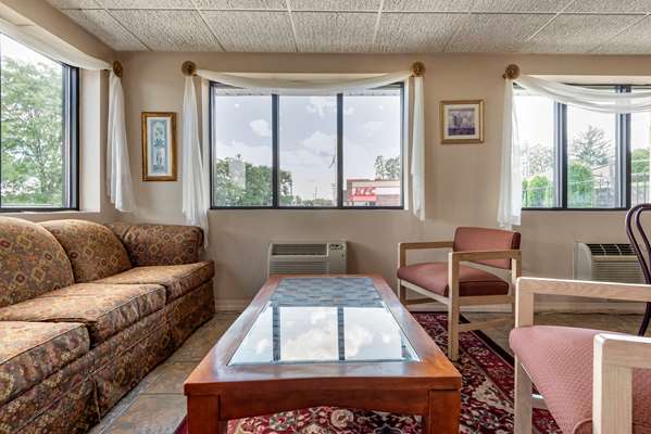  - Econo Lodge Dewitt - I-690, Exit 17