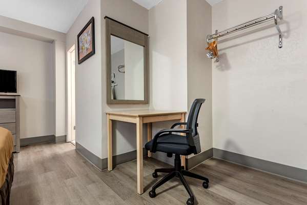  - Econo Lodge Dewitt - I-690, Exit 17