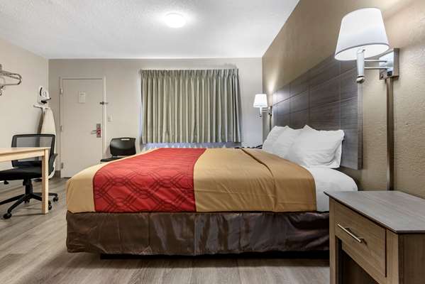  - Econo Lodge Dewitt - I-690, Exit 17