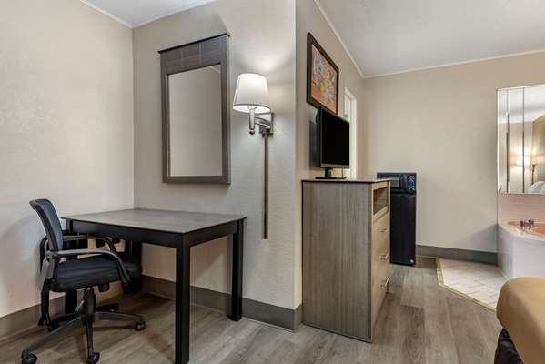  - Econo Lodge Dewitt - I-690, Exit 17