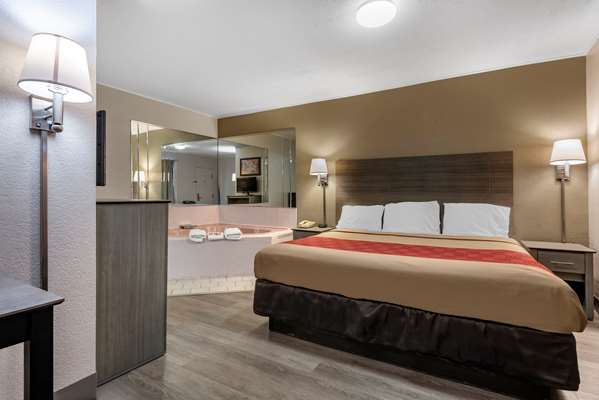  - Econo Lodge Dewitt - I-690, Exit 17