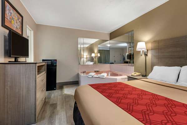  - Econo Lodge Dewitt - I-690, Exit 17