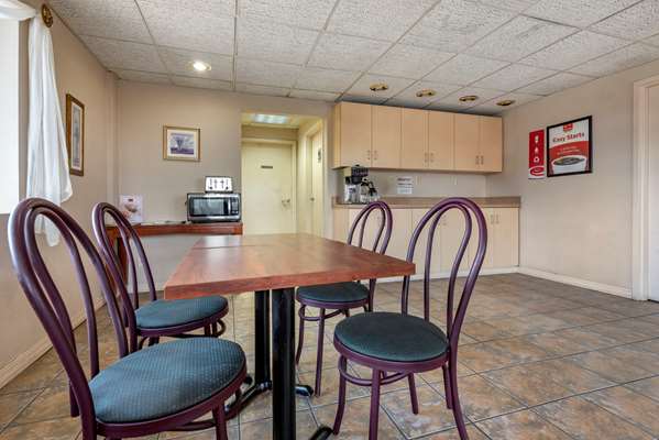 Amenities - Econo Lodge Dewitt - I-690, Exit 17