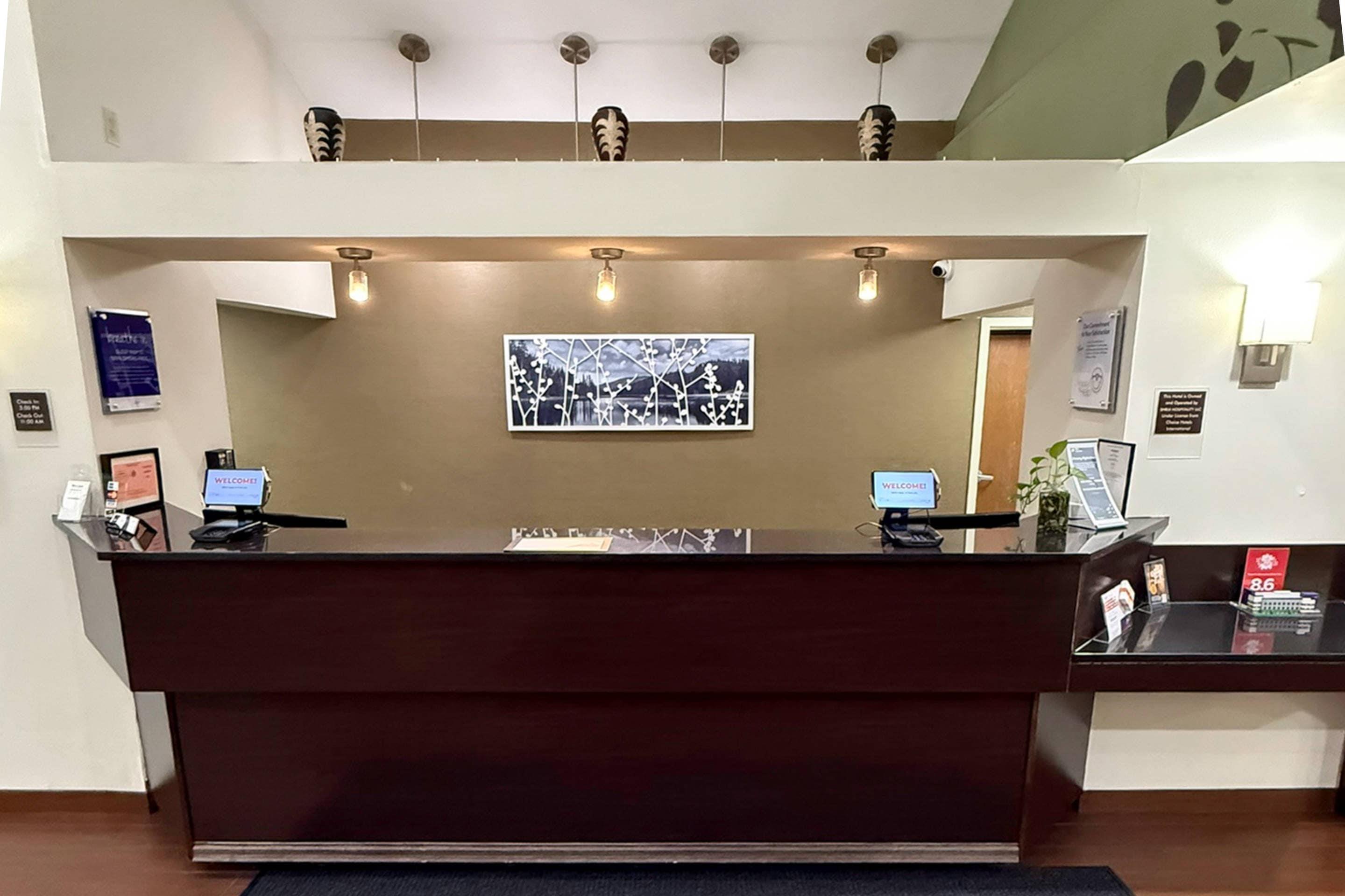 Front desk | Sleep Inn & Suites Queensbury - Lake George