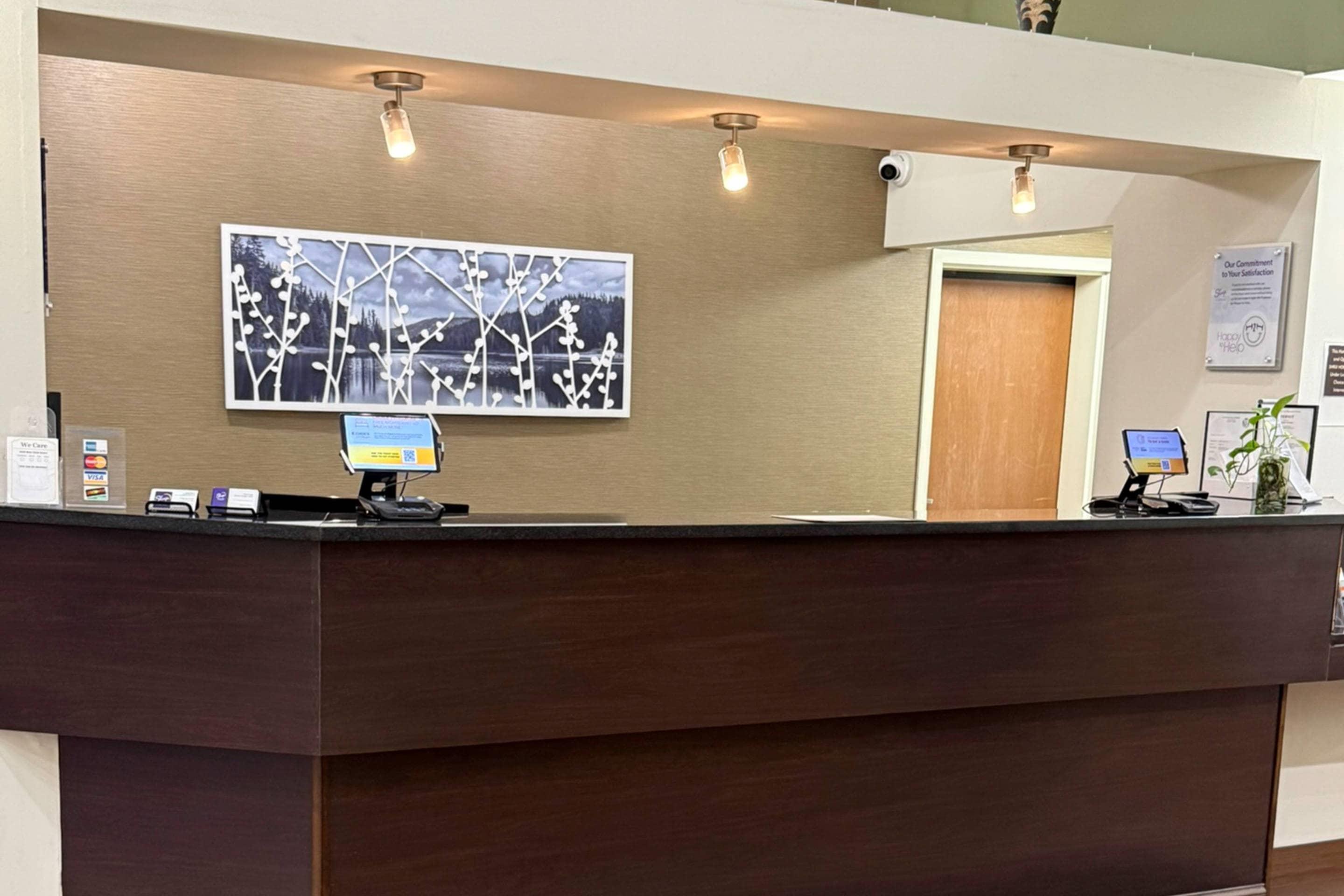 Front desk | Sleep Inn & Suites Queensbury - Lake George