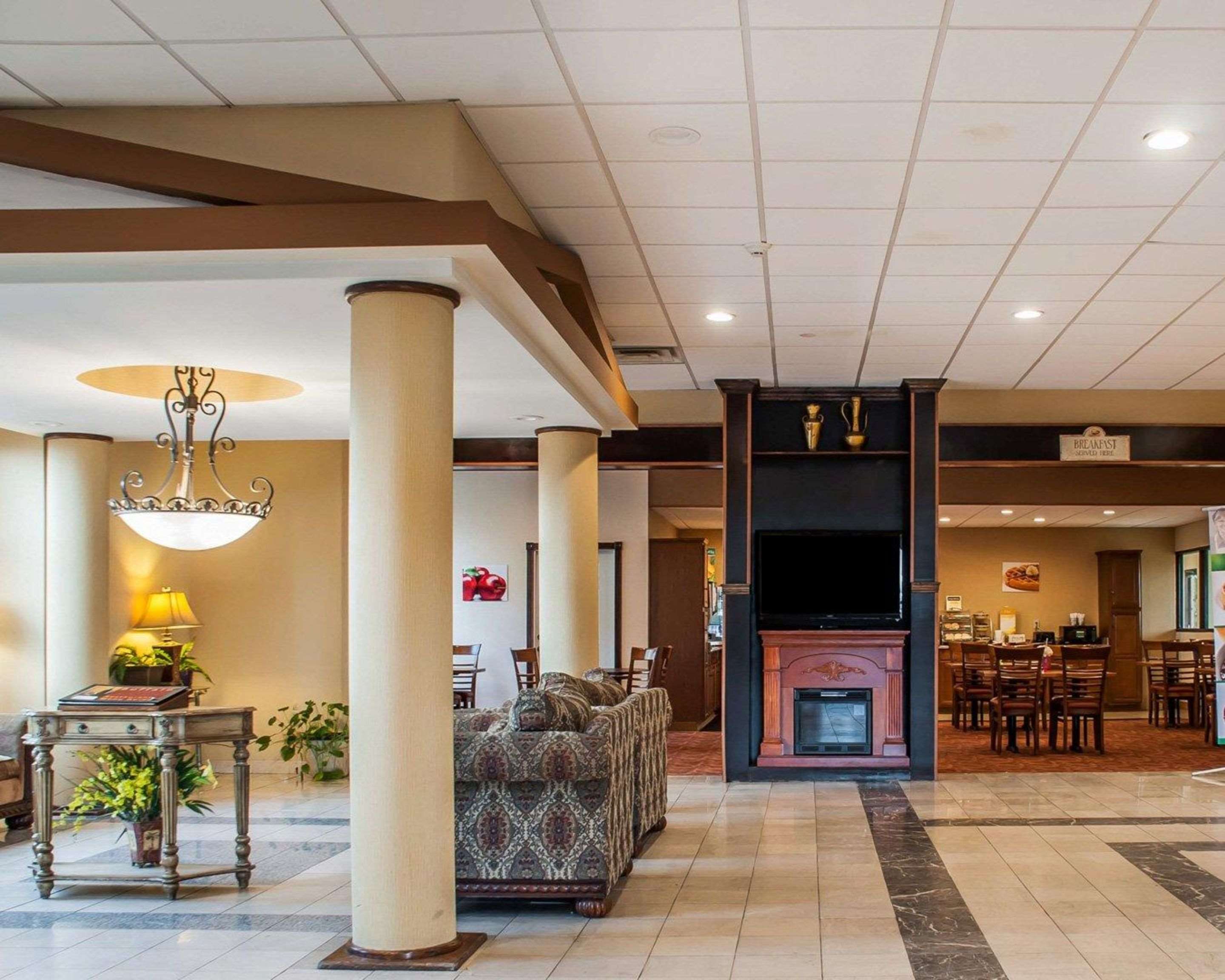 Spacious lobby | Quality Inn Airport