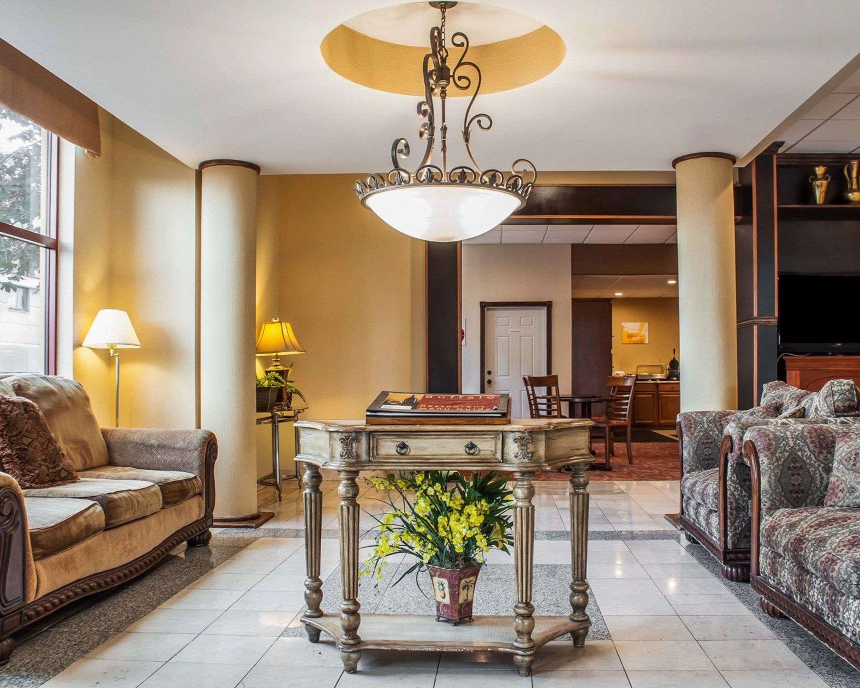 Lobby with sitting area | Quality Inn Airport