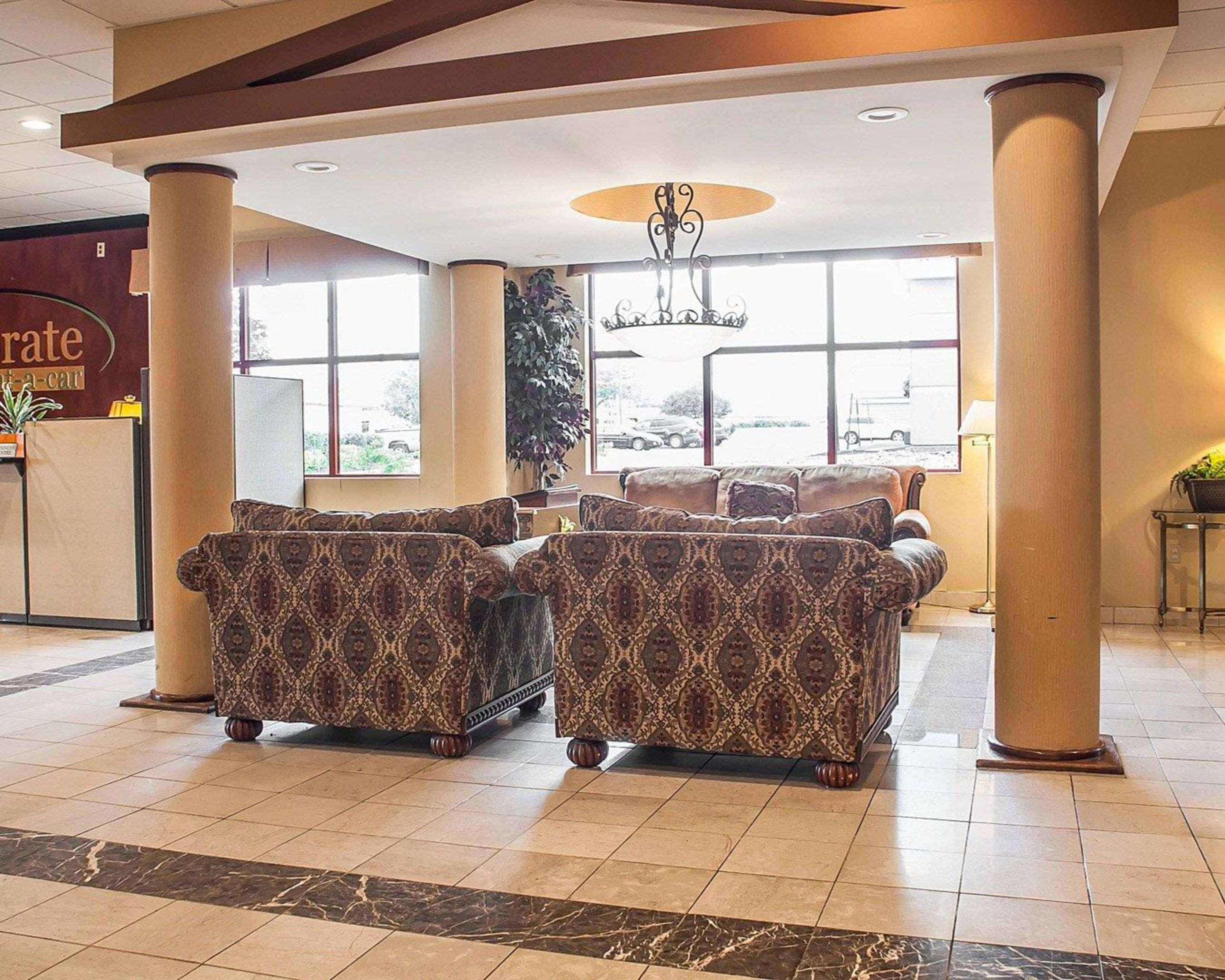 Lobby with sitting area | Quality Inn Airport