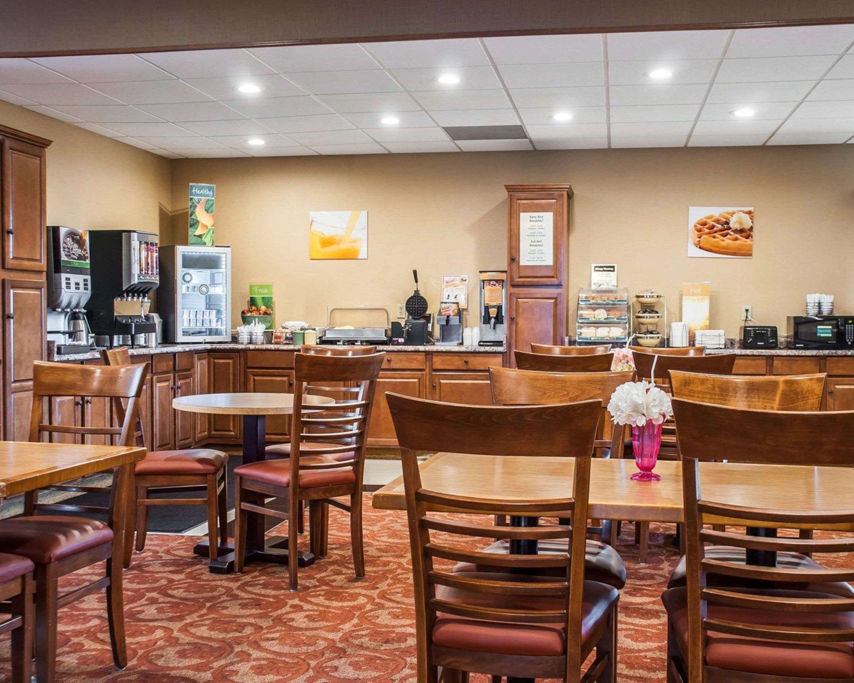 Breakfast area | Quality Inn Airport