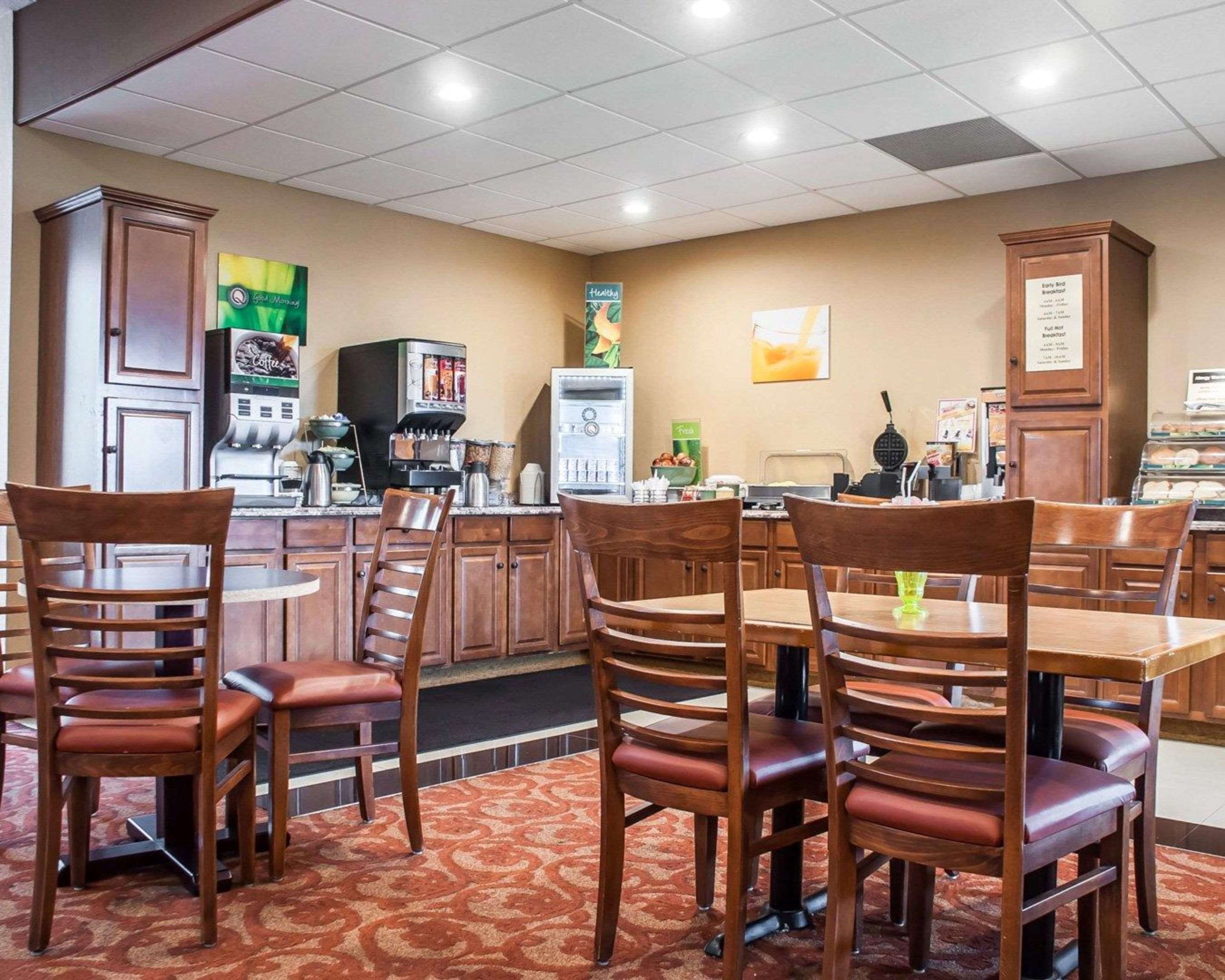 Enjoy breakfast in this seating area | Quality Inn Airport