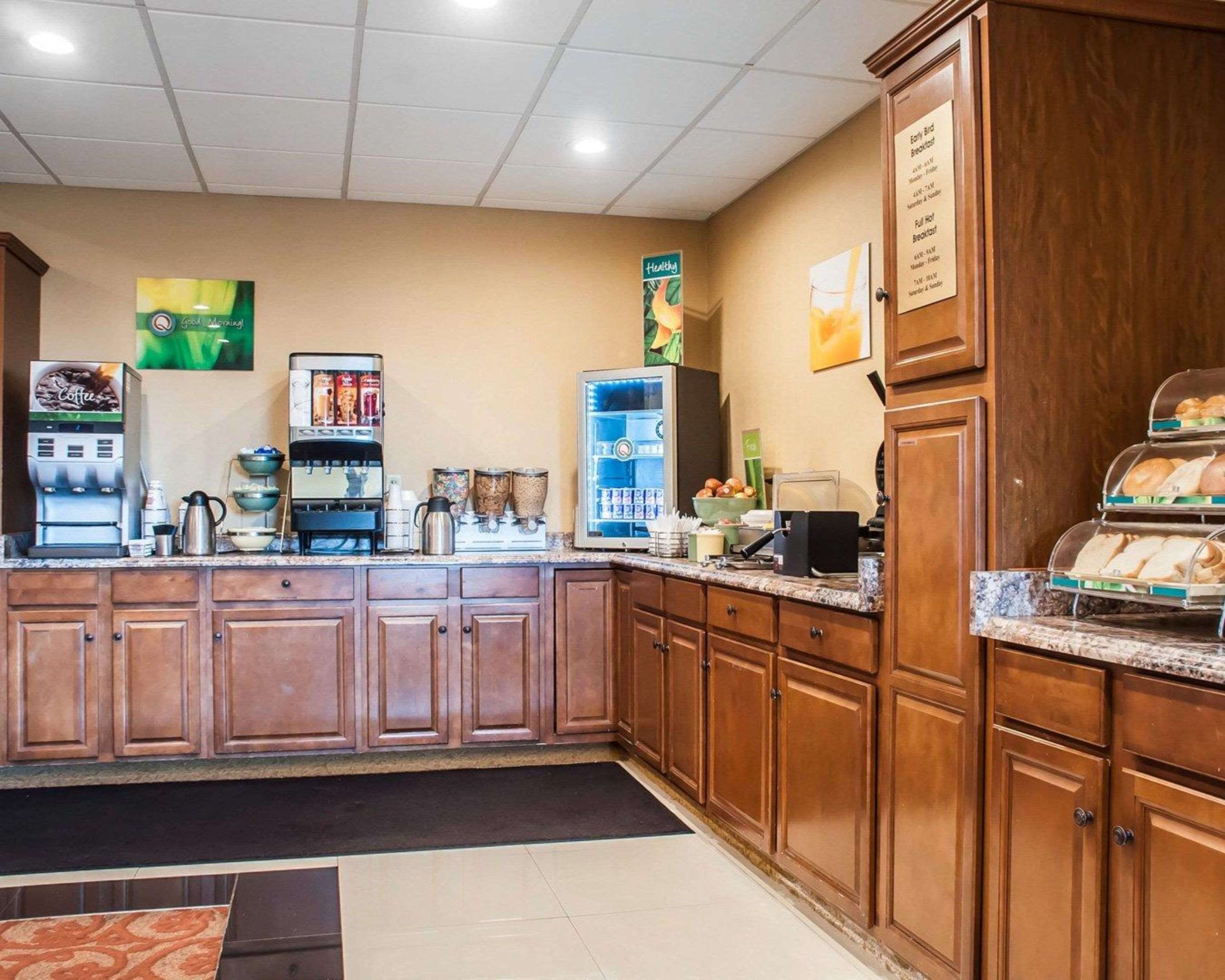 Free continental breakfast | Quality Inn Airport