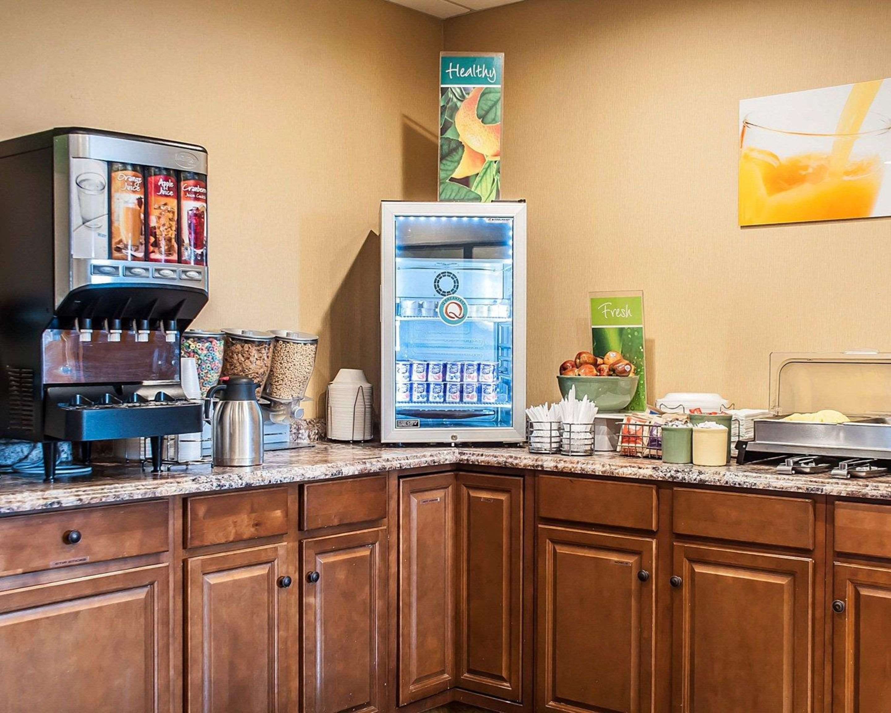 Breakfast counter | Quality Inn Airport
