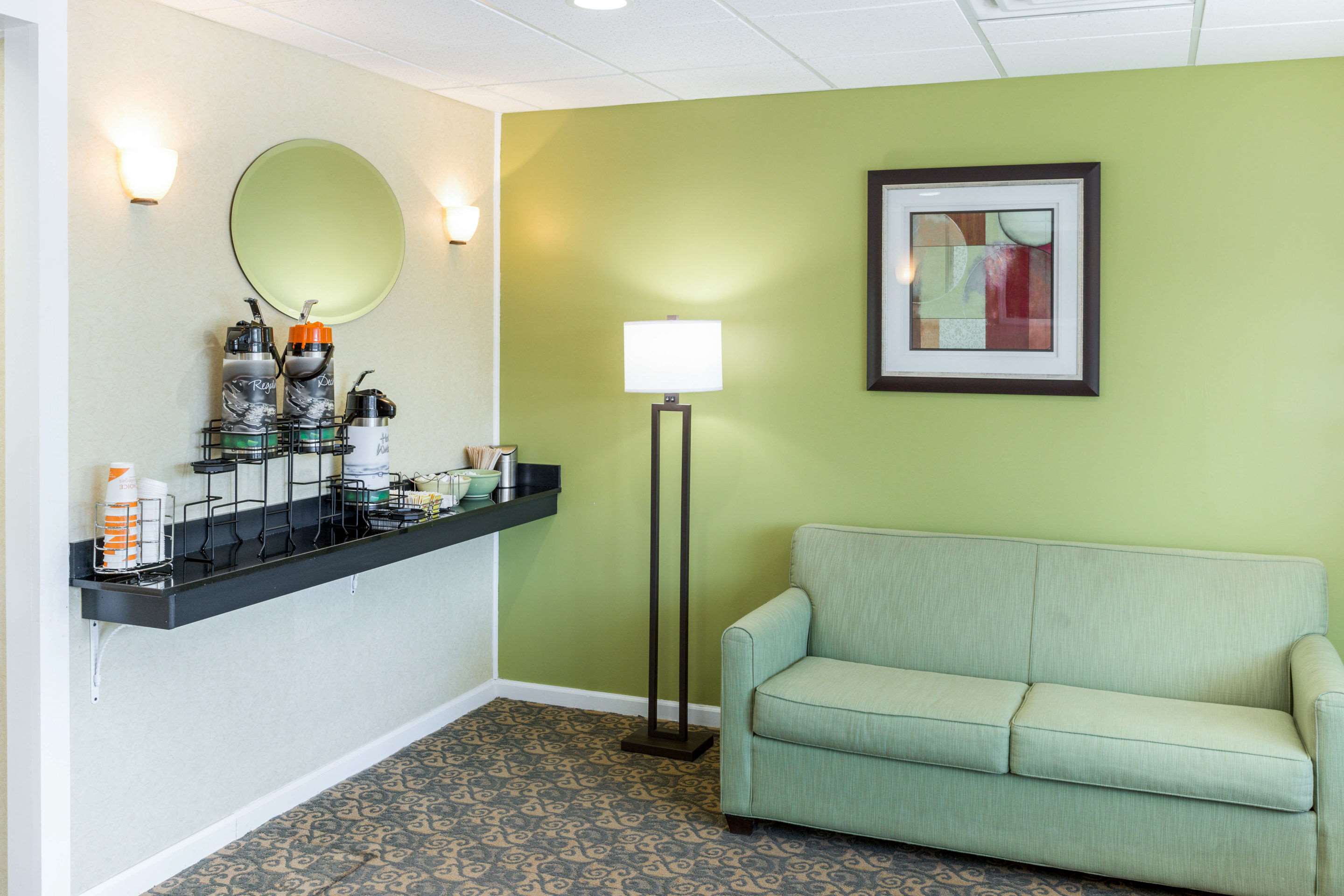 Hotel lobby | Quality Inn & Suites Plattsburgh