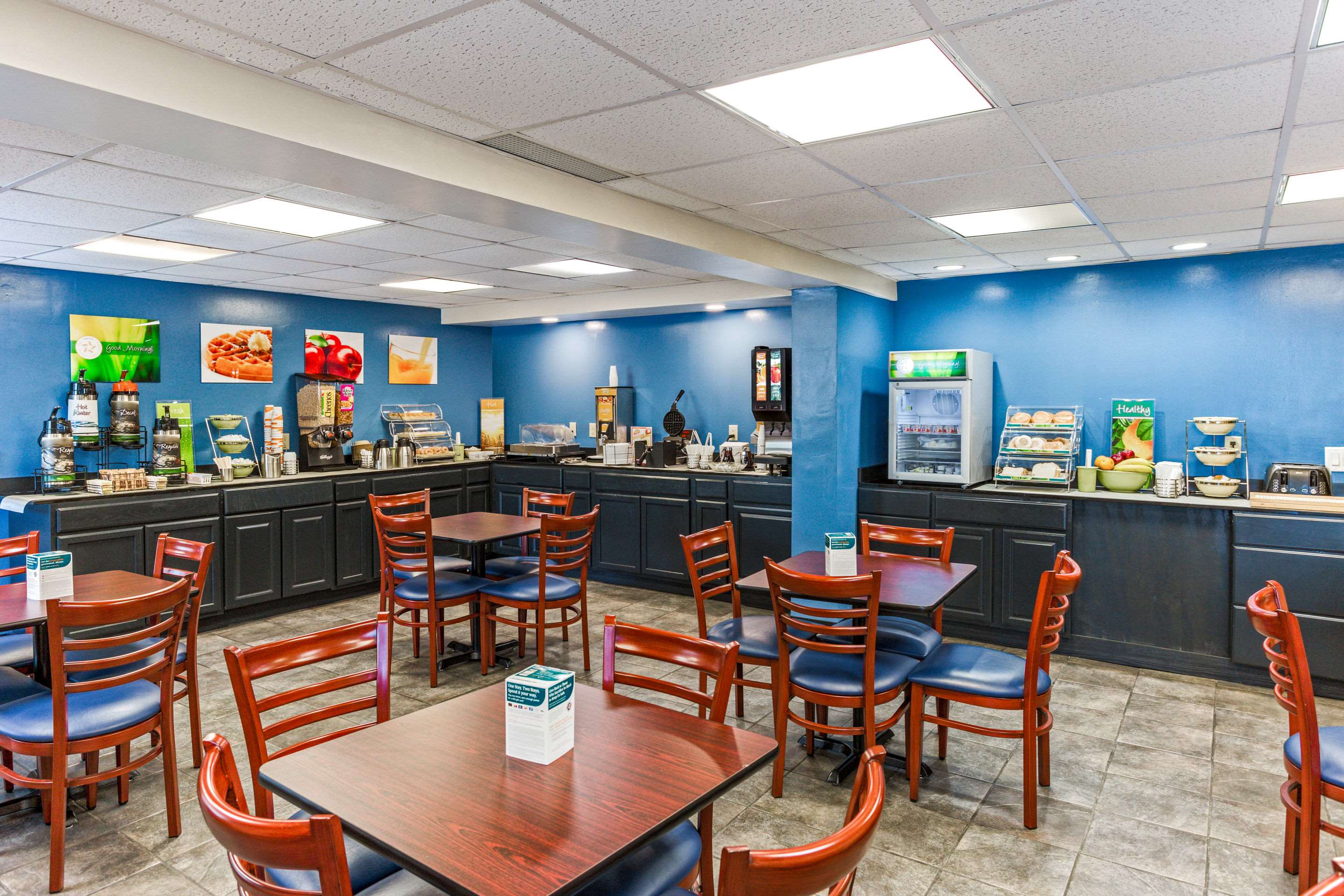 Breakfast area | Quality Inn & Suites Plattsburgh