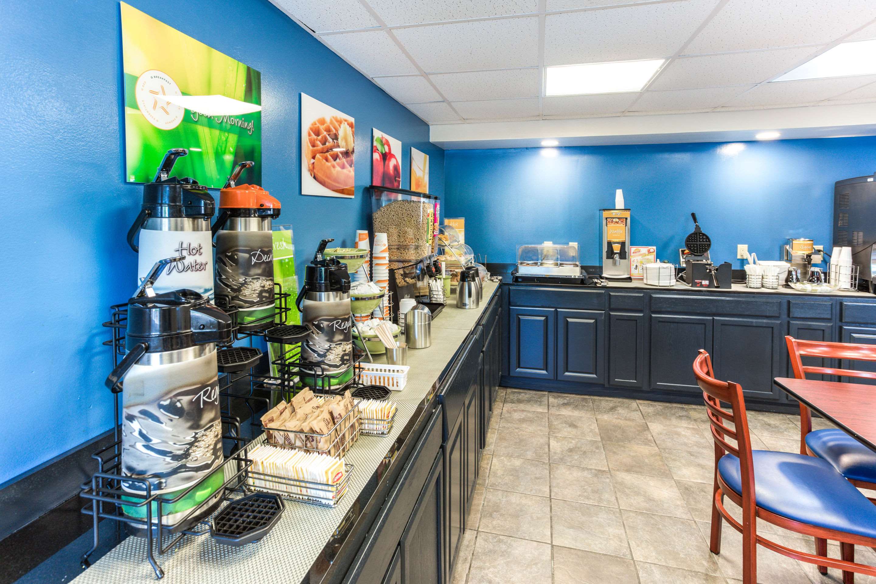 Breakfast area | Quality Inn & Suites Plattsburgh