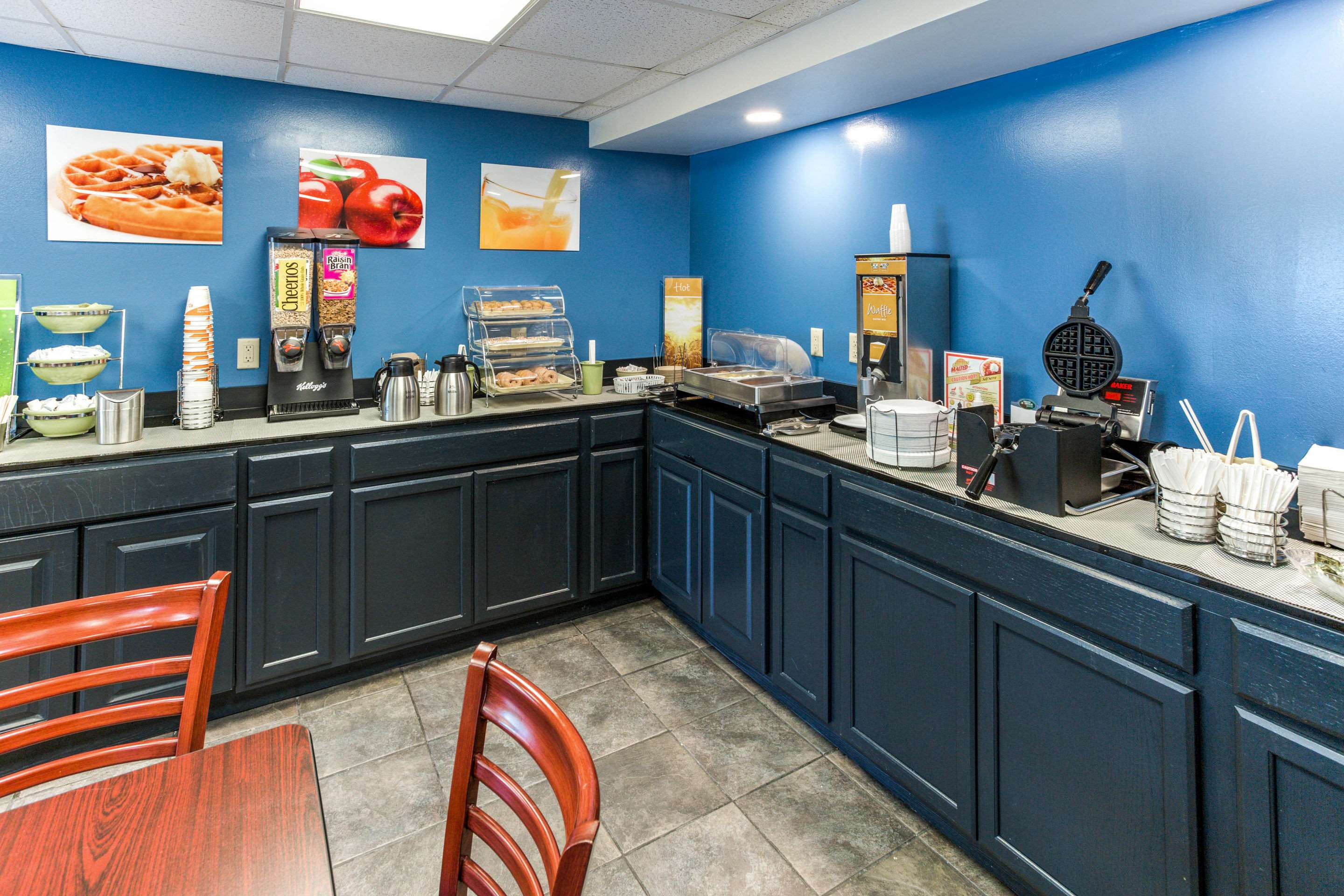 Breakfast area | Quality Inn & Suites Plattsburgh