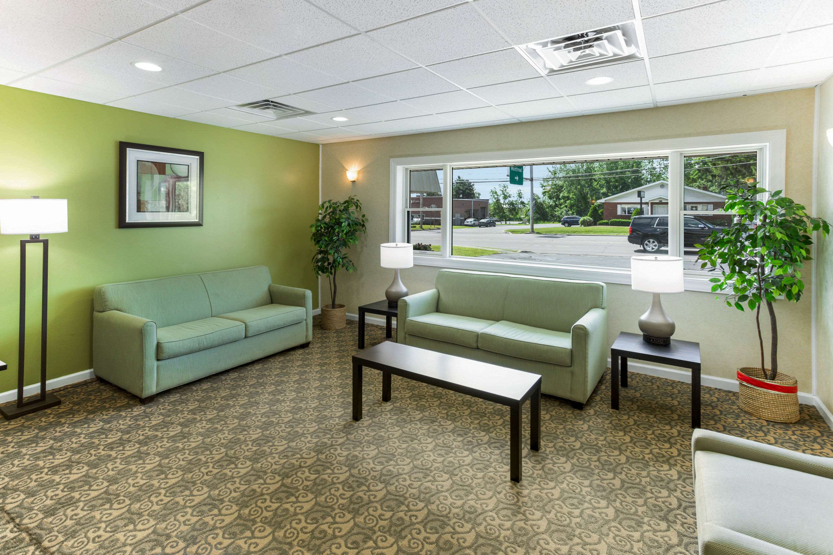Hotel lobby | Quality Inn & Suites Plattsburgh