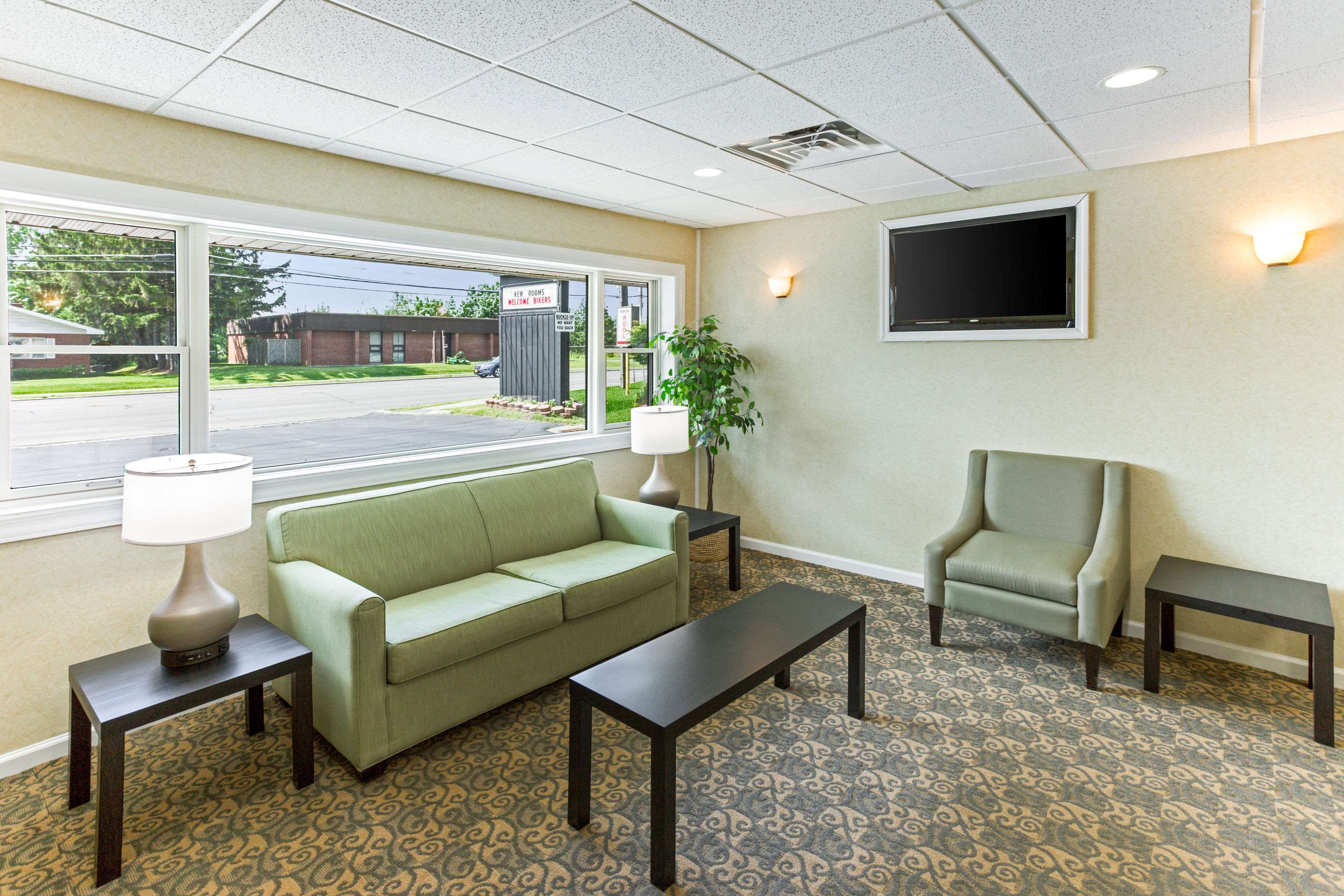 Hotel lobby | Quality Inn & Suites Plattsburgh