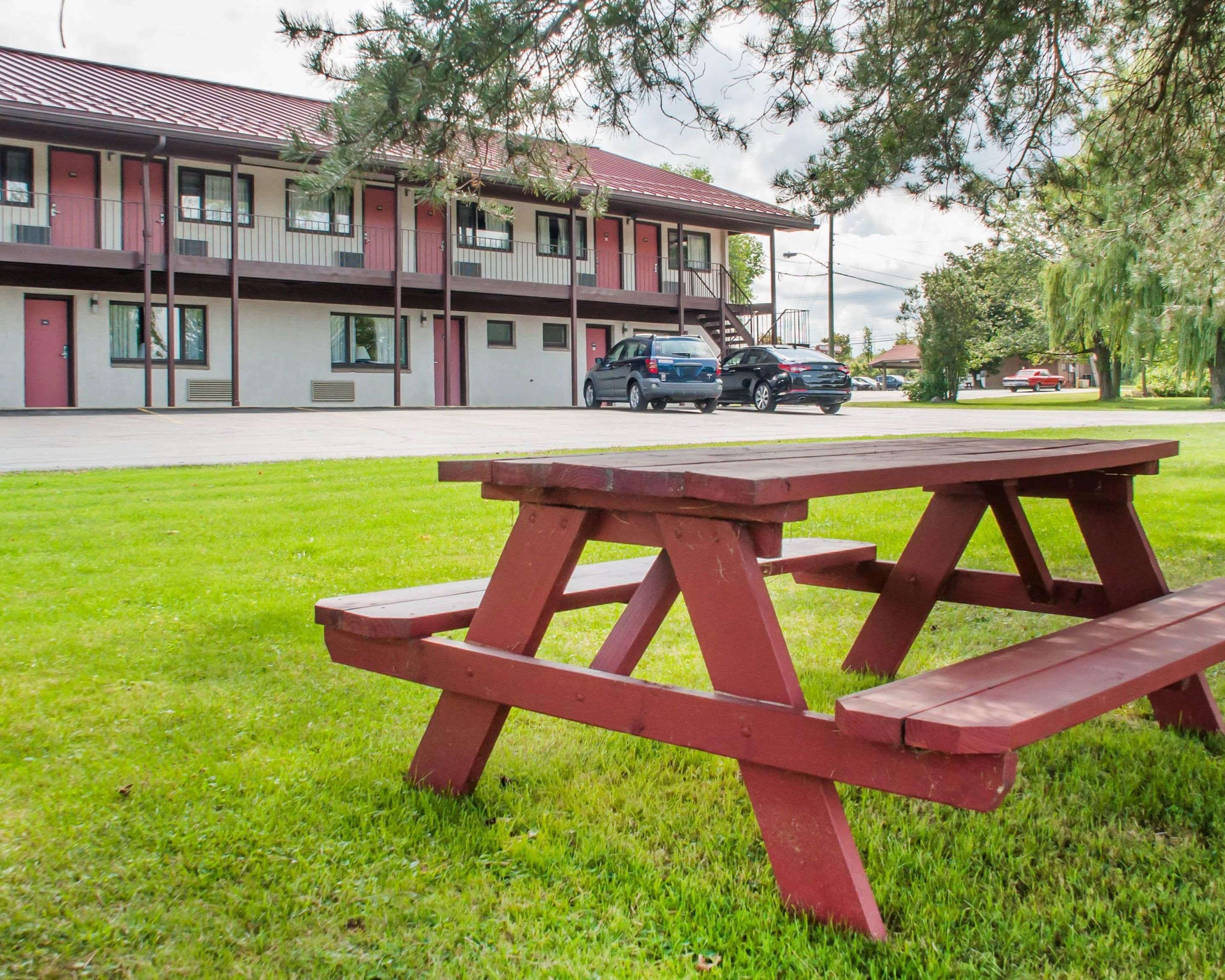 Picnic area | Econo Lodge South