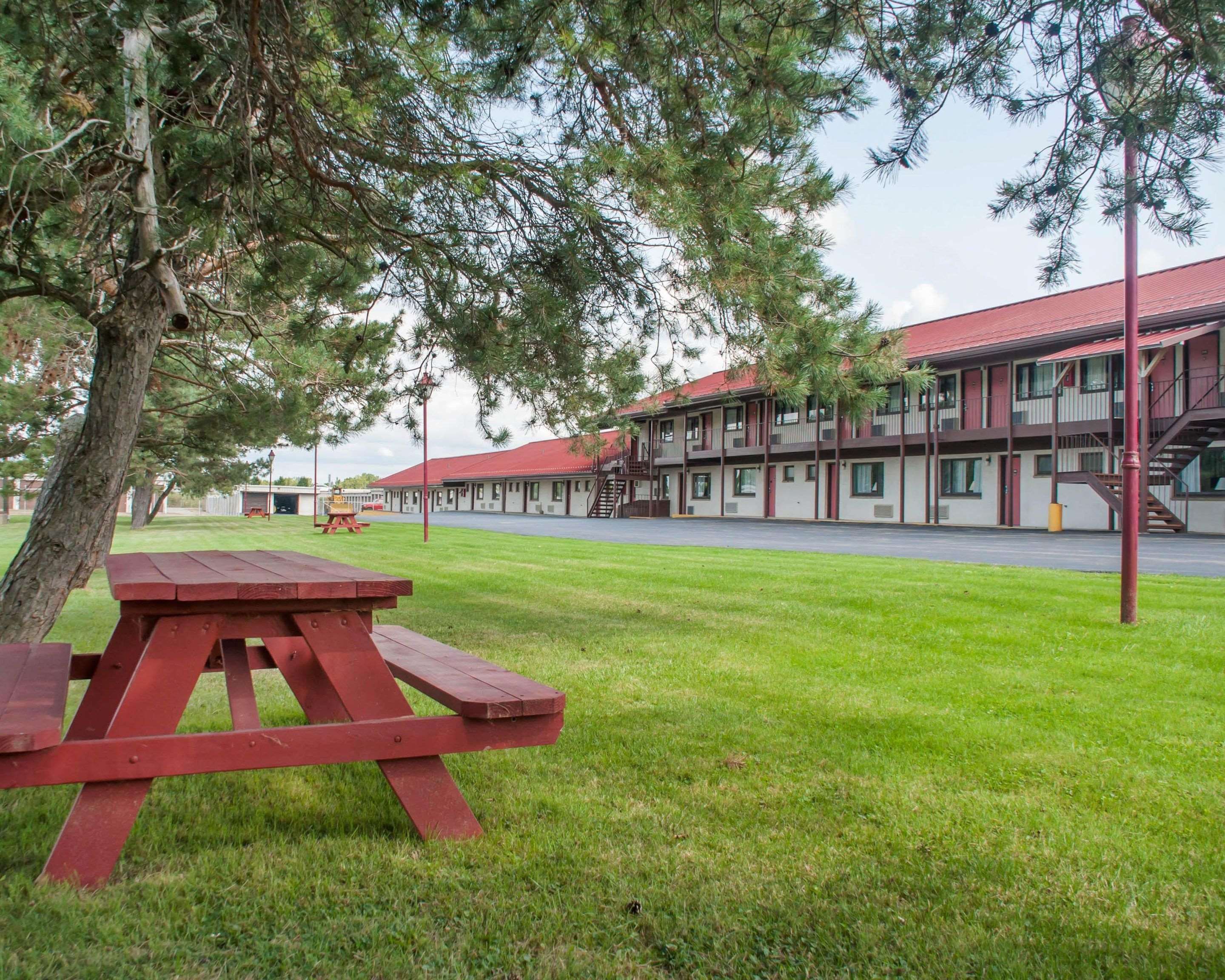 Relax in the public area | Econo Lodge South