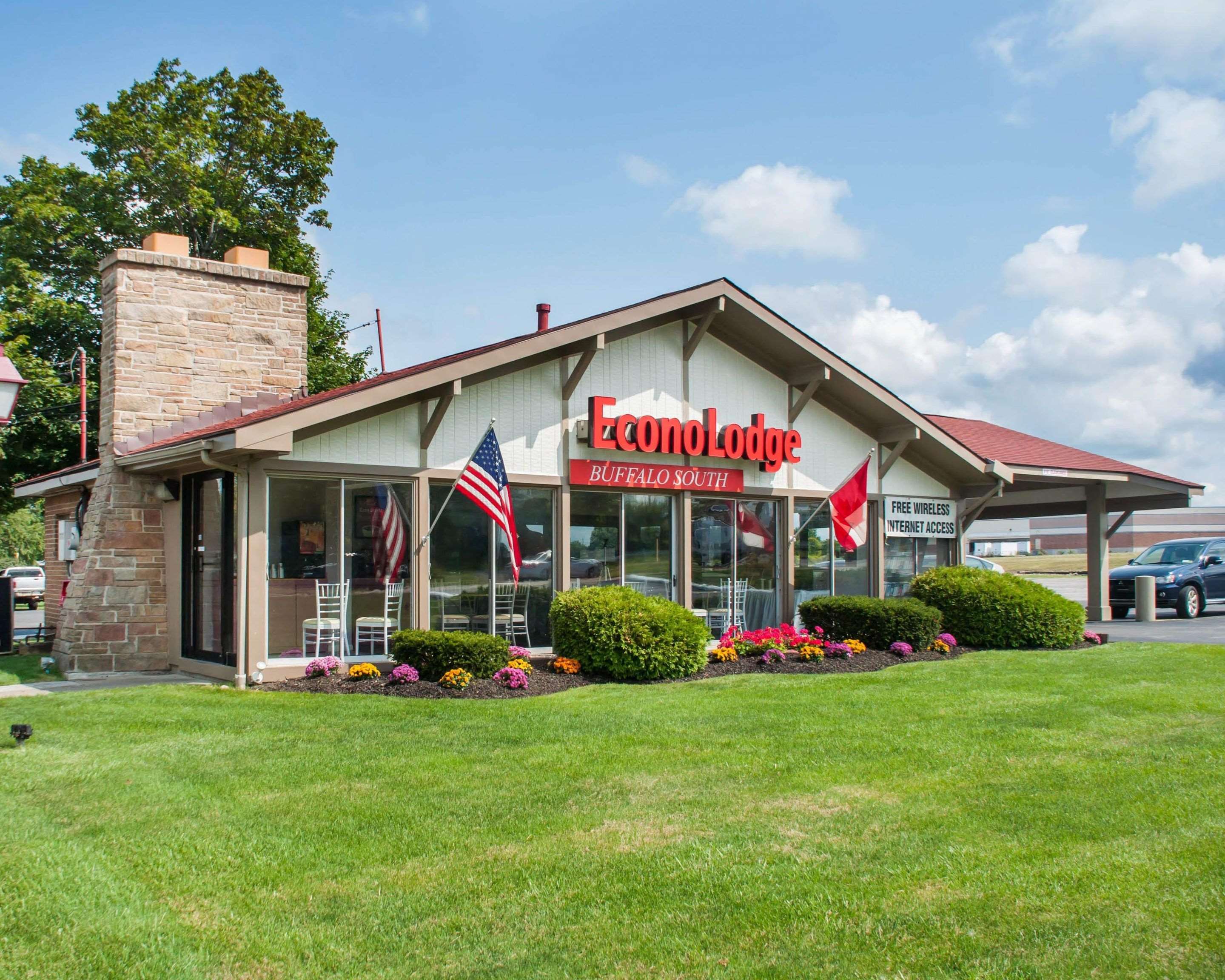 Hotel entrance | Econo Lodge South