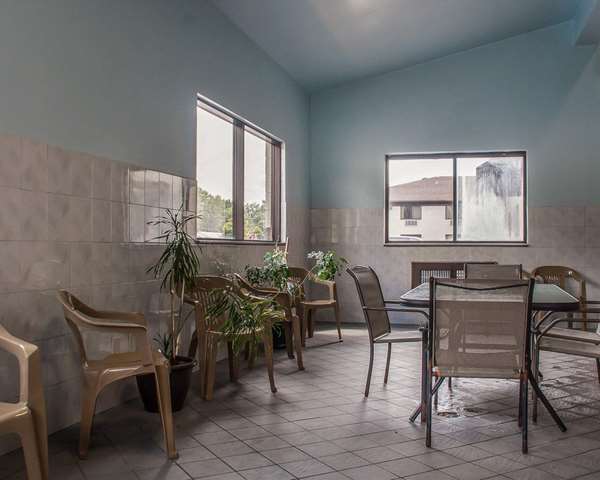 Pool - Quality Inn Niagara Falls