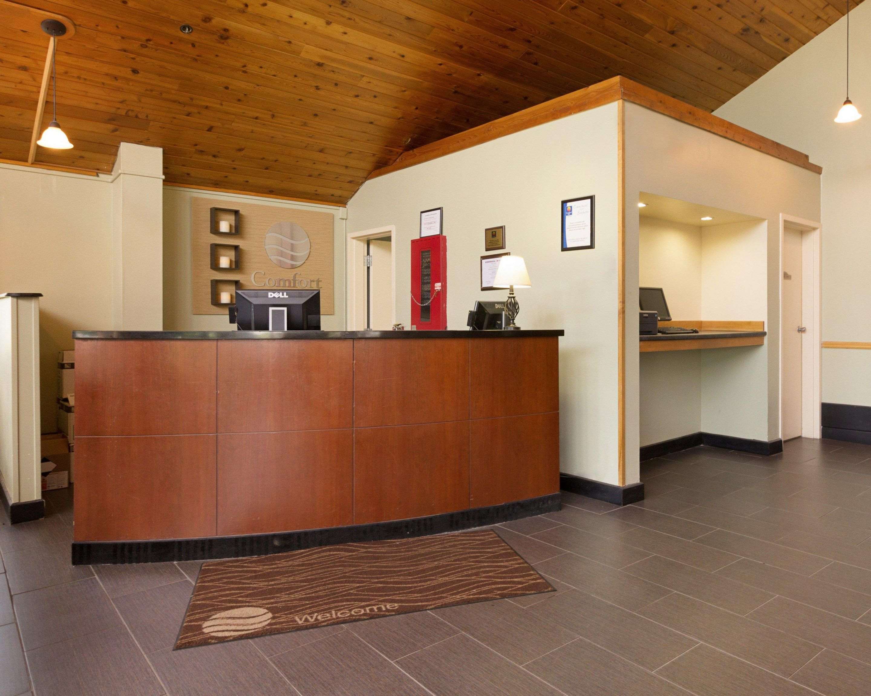 Front desk with friendly staff | Comfort Inn & Suites Syracuse-Carrier Circle