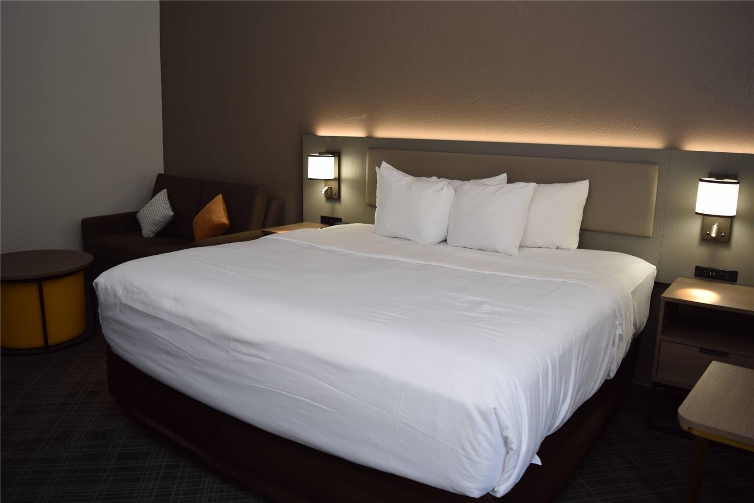 COMFORT INN AND SUITES SYRACUSE-CAR-guestroom-Guest Room,Suite,On-Site.jpg