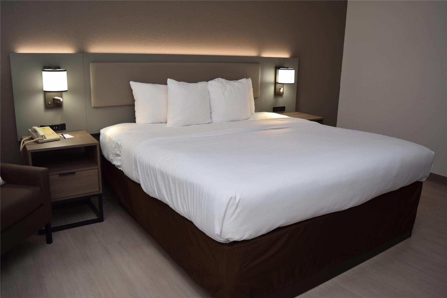 COMFORT INN AND SUITES SYRACUSE-CAR-guestroom-Guest Room,On-Site.jpg