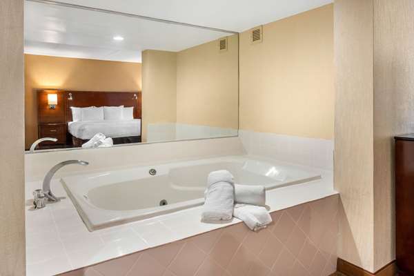 Suite - Clarion Hotel Marina & Conference Center Dunkirk