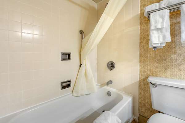 Suite - Clarion Hotel Marina & Conference Center Dunkirk