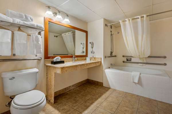 Suite - Clarion Hotel Marina & Conference Center Dunkirk