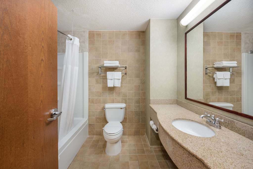 QUALITY INN AND SUITES FISHKILL SOU-guestroom-Guest Room,Bathroom,On-Site.jpg