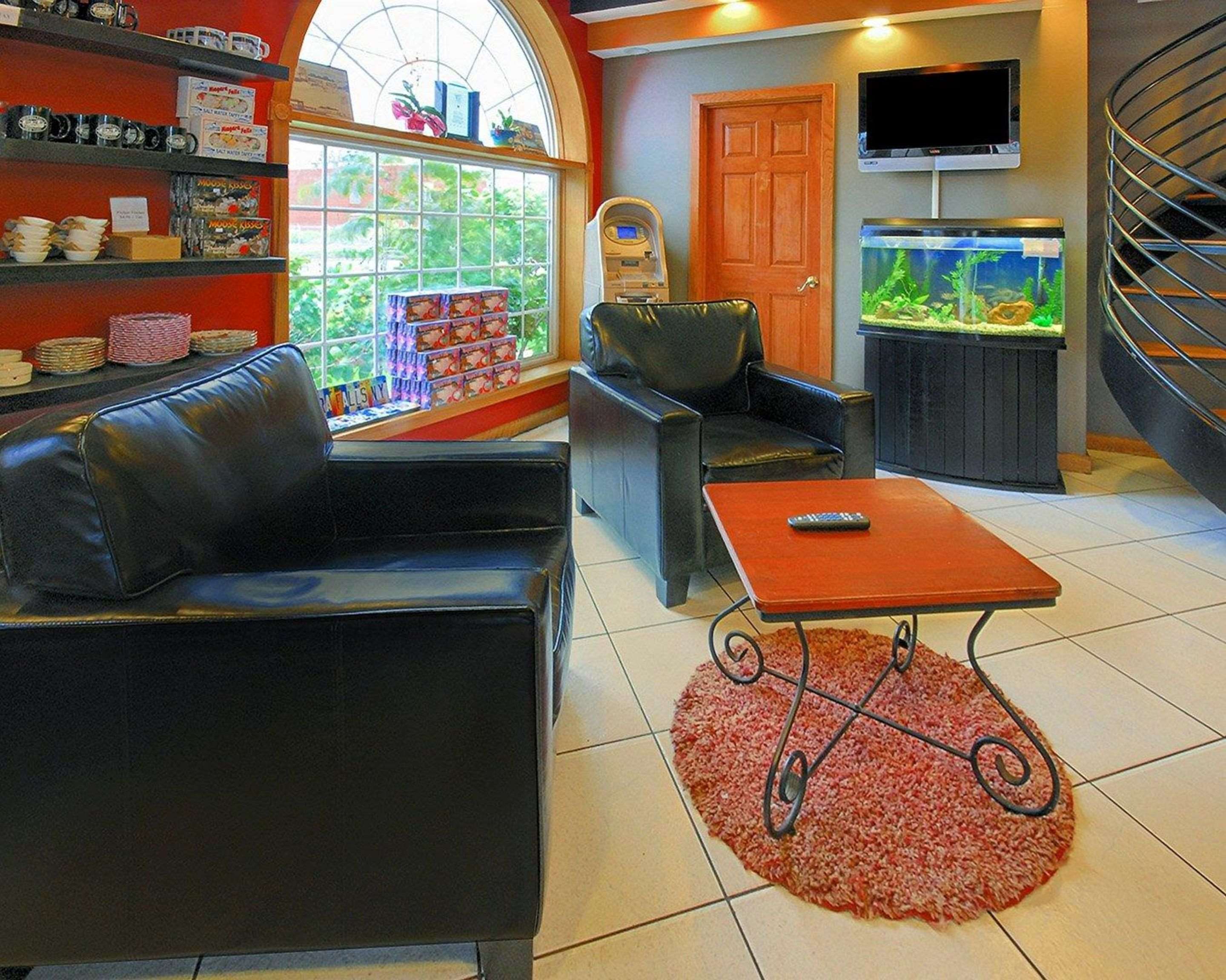 Lobby with sitting area | Econo Lodge At The Falls North