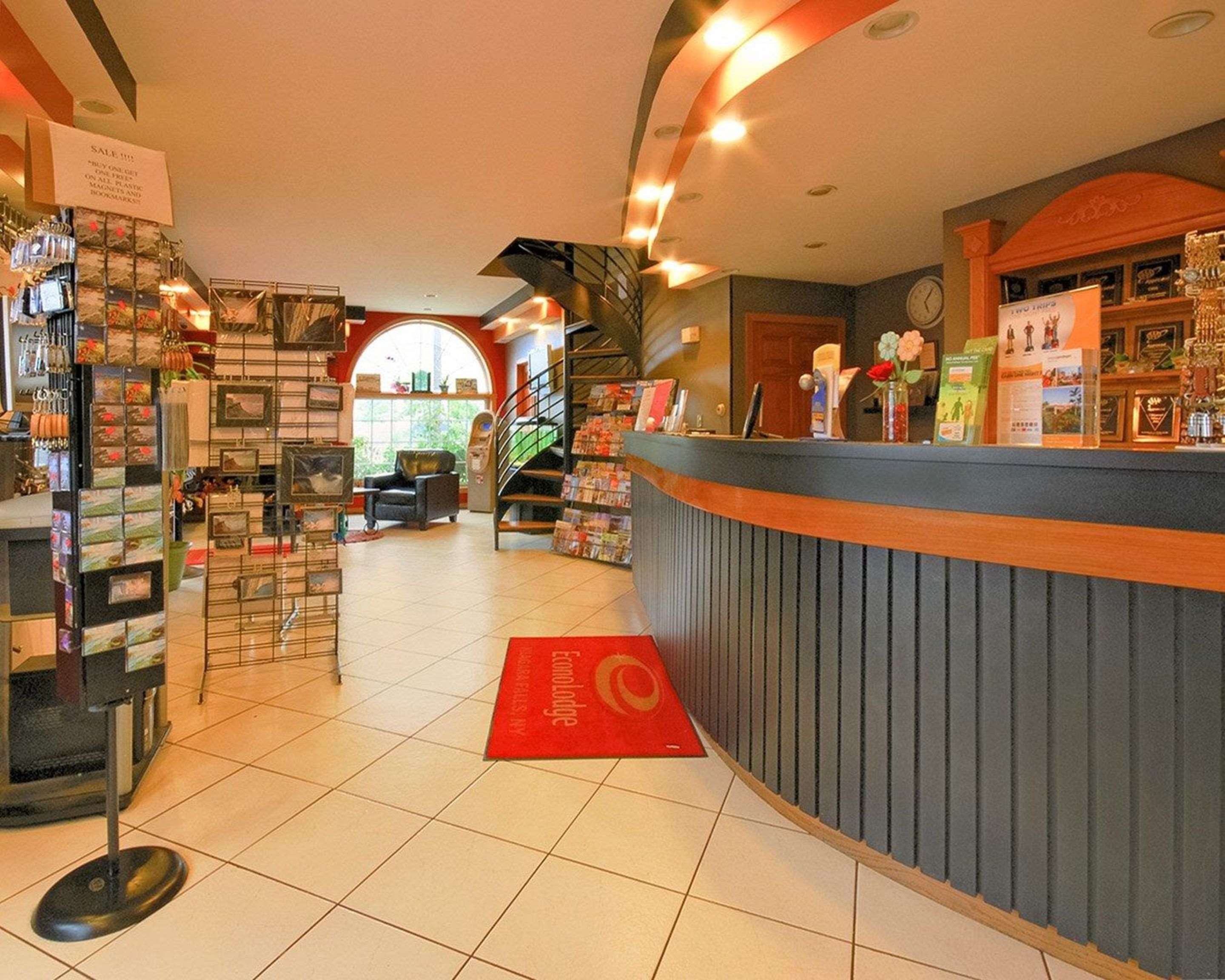 Front desk | Econo Lodge At The Falls North