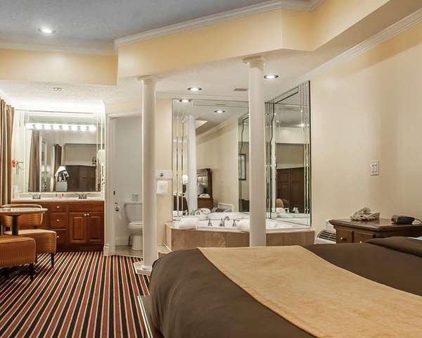  - Econo Lodge at the Falls North Niagara Falls