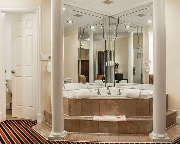  - Econo Lodge at the Falls North Niagara Falls