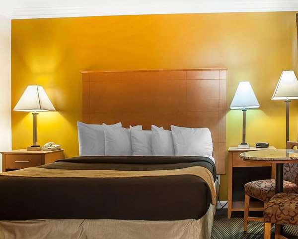  - Econo Lodge at the Falls North Niagara Falls