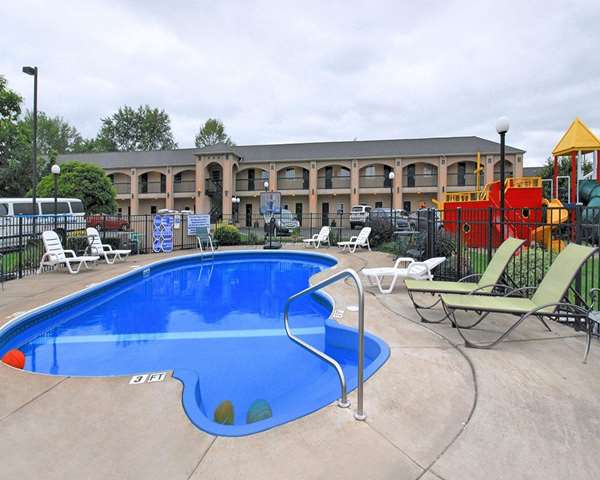 Pool - Econo Lodge at the Falls North Niagara Falls