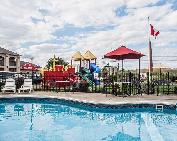 Pool - Econo Lodge at the Falls North Niagara Falls