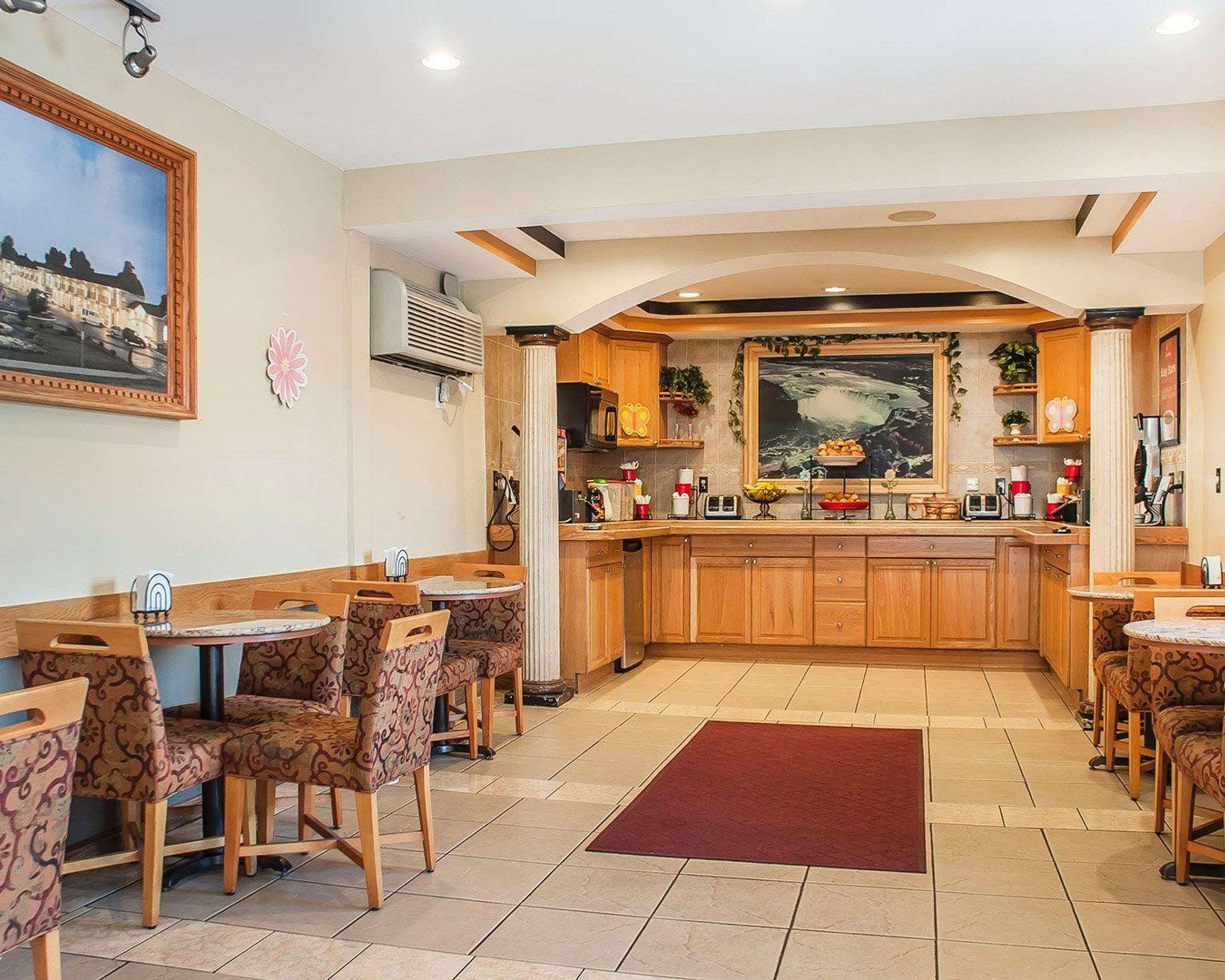 Breakfast area | Econo Lodge At The Falls North