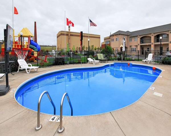 Pool - Econo Lodge at the Falls North Niagara Falls