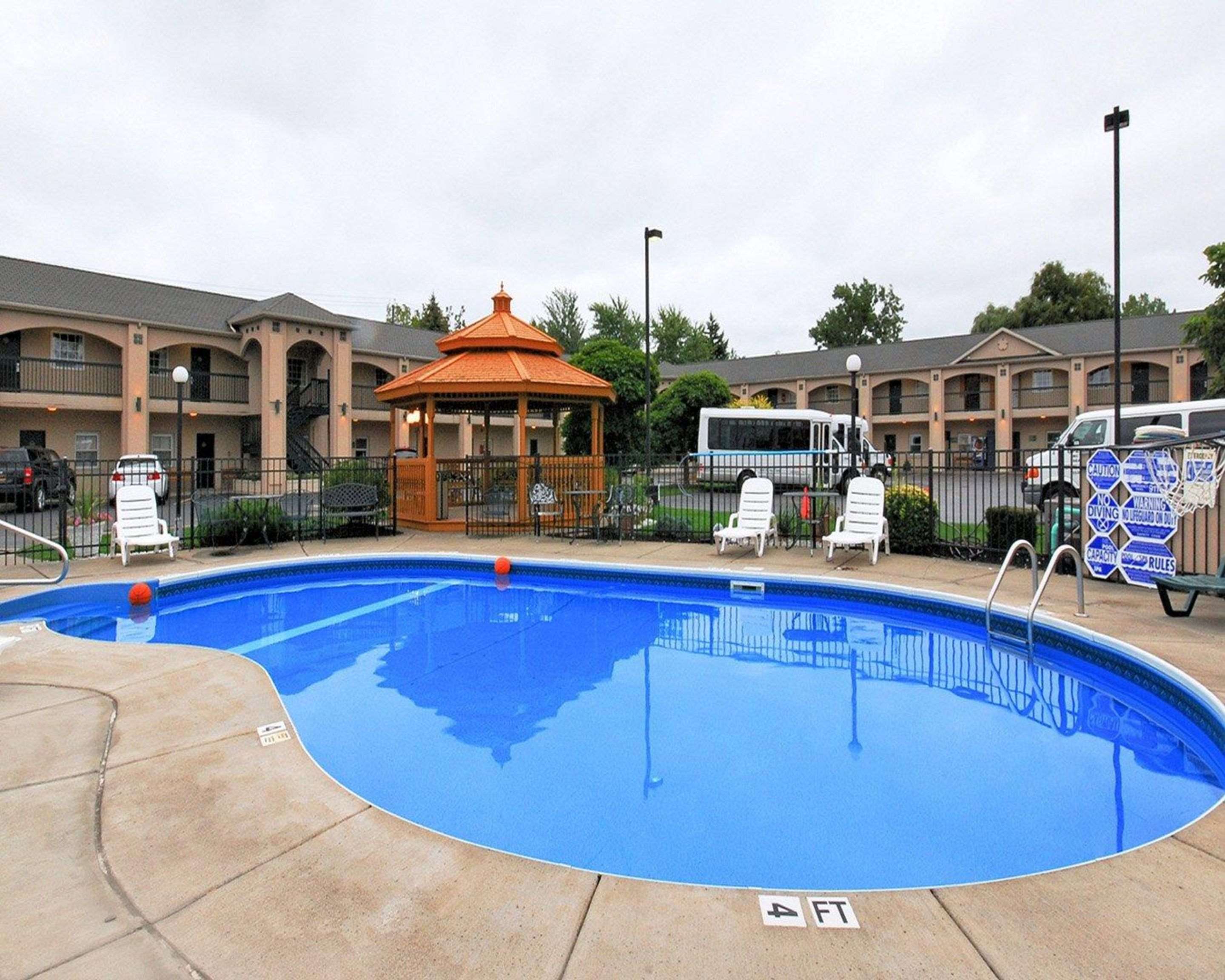 Outdoor pool | Econo Lodge At The Falls North